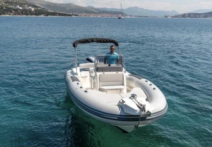 Pronajmout Polotuhá loď se skipperem či ne Wellcraft v Fréjus