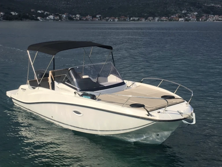 Pronajmout si Quicksilver Activ 675 Sundeck v Marseille