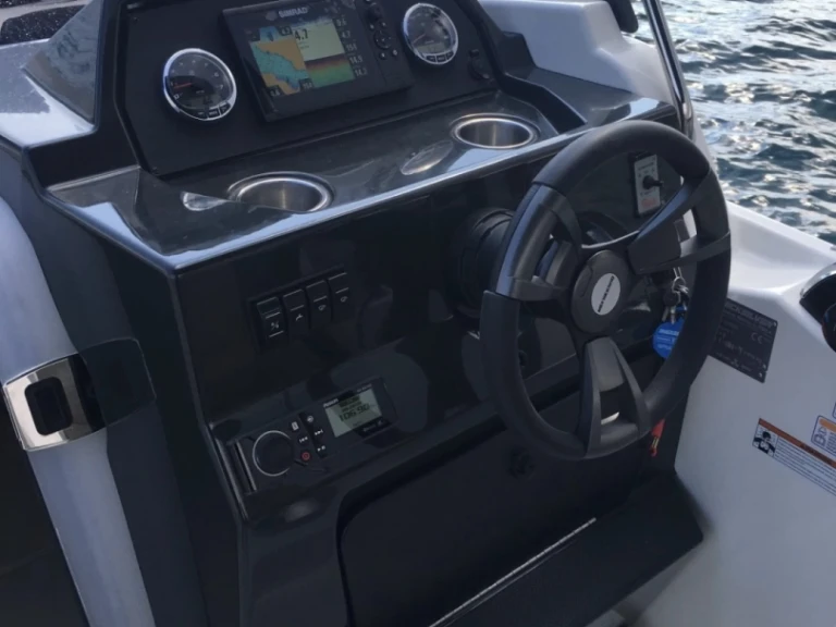 Pronajmout si Quicksilver Activ 675 Sundeck v Marseille