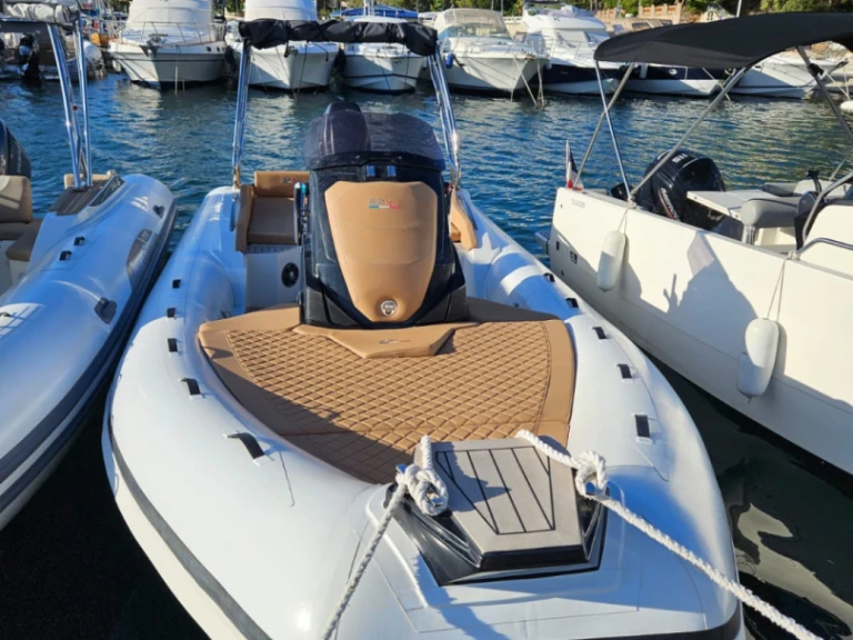 SPX RIB 24 DINETTE jednotlivci a charterové společnosti v Saint Raphael