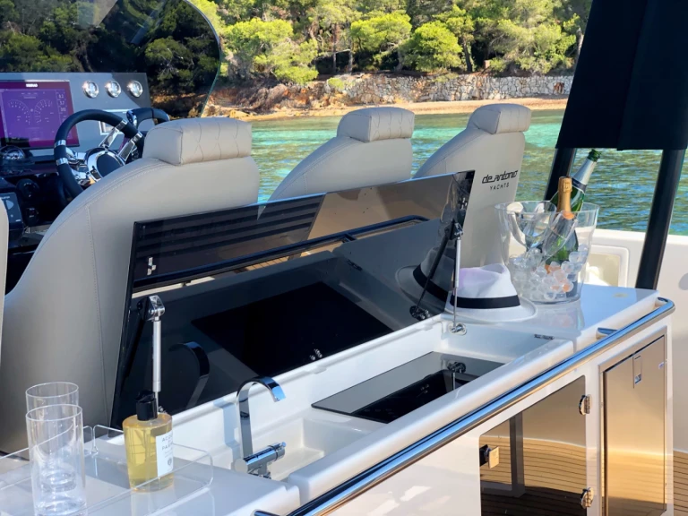 De Antonio 42 FULL LUXE jednotlivci a charterové společnosti v Ibiza Town