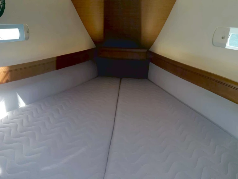 Pronajmout Plachetnice se skipperem či ne Jeanneau v Agropoli