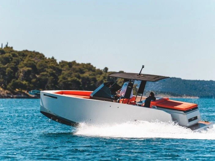 Pronájem Motorová loď De Antonio s licencí