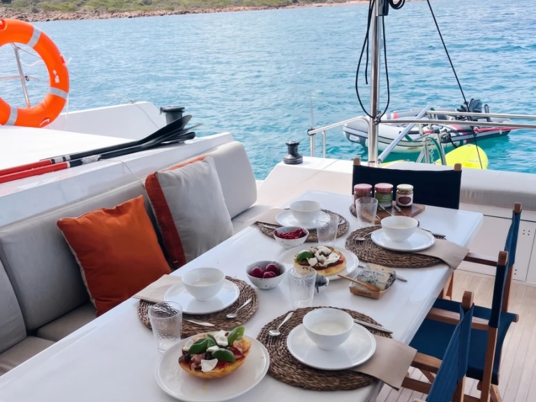 Pronajmout Katamarán se skipperem či ne Nautitech v Alimos