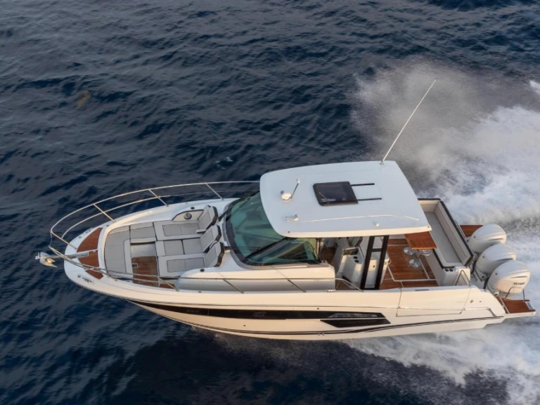 Pronájem Motorová loď Bénéteau s licencí