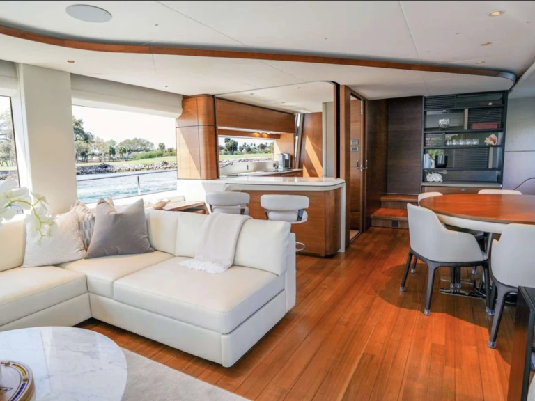 Pronajmout si Princess, UK RECORD YEAR v Nassau