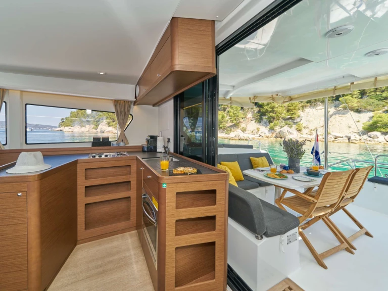 Pronajmout Jachta se skipperem či ne Lagoon v Kaštel Gomilica