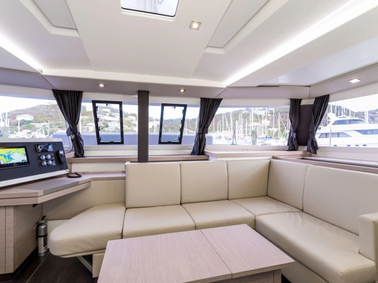 Pronájem lodi Fountaine Pajot Astrea 42 v Tortola na Samboatu