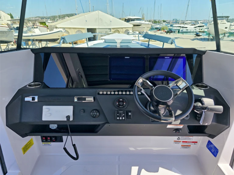 Motorová loď k pronájmu v Donji Seget za nejlepší cenu