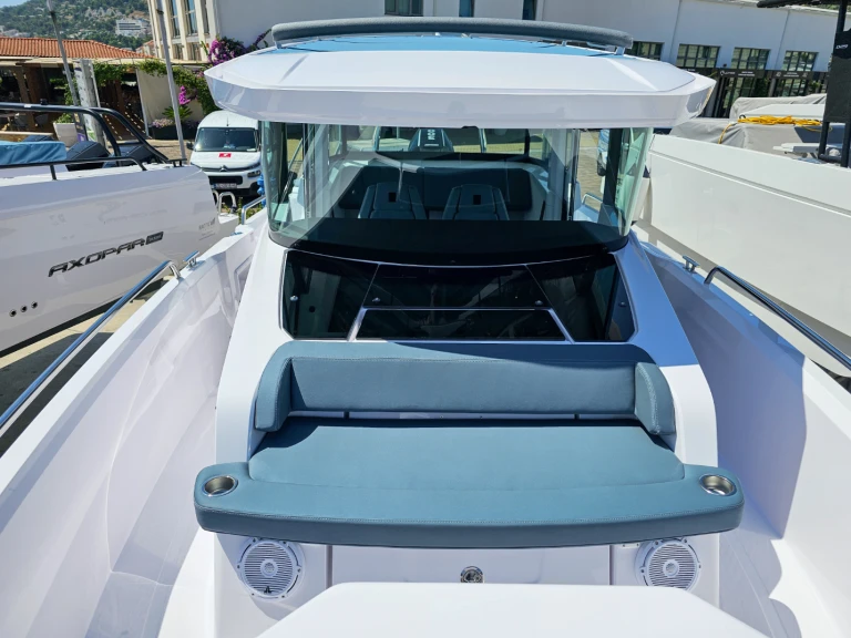 Pronajmout si Axopar Axopar 29 XC Cross Cabin v Donji Seget