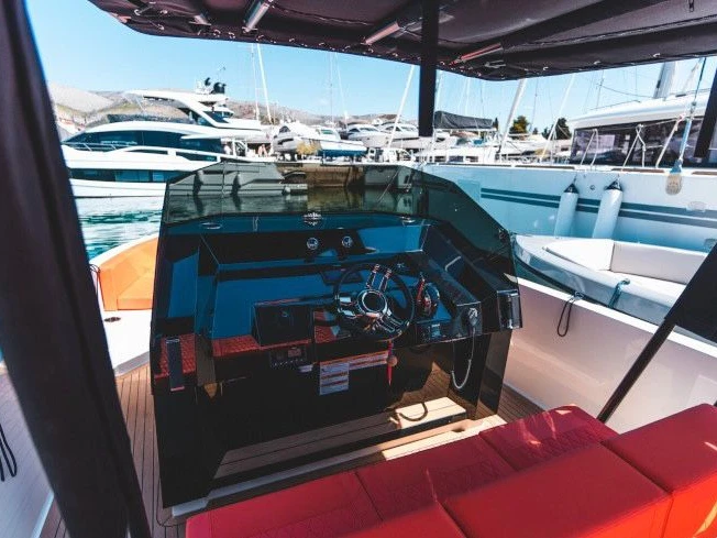 Pronajmout Motorová loď se skipperem či ne De Antonio v Donji Seget