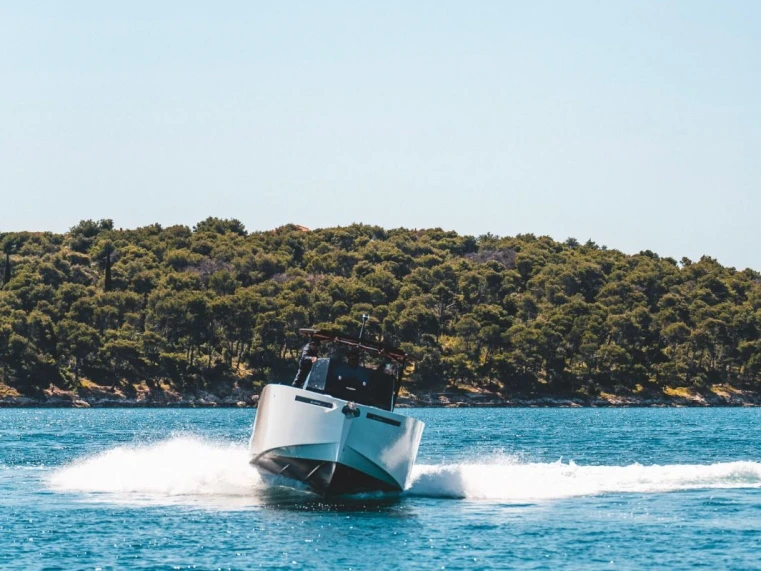 Pronájem Motorová loď De Antonio s licencí