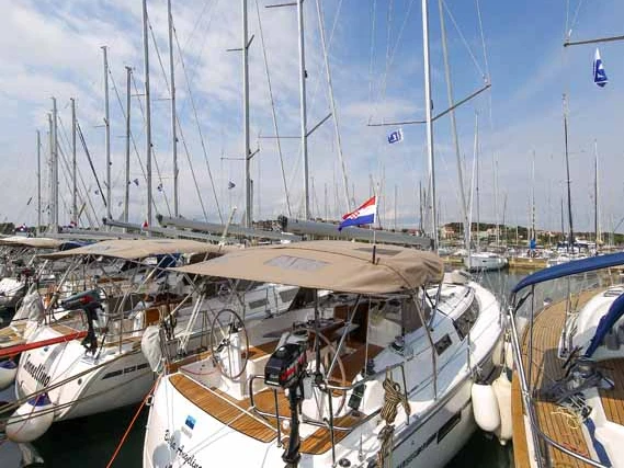 Pronajmout si Bavaria Cruiser 37 v Pula