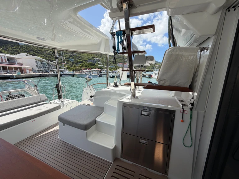 Pronajmout si Lagoon Lagoon 43 (Owners Version) v Road Town