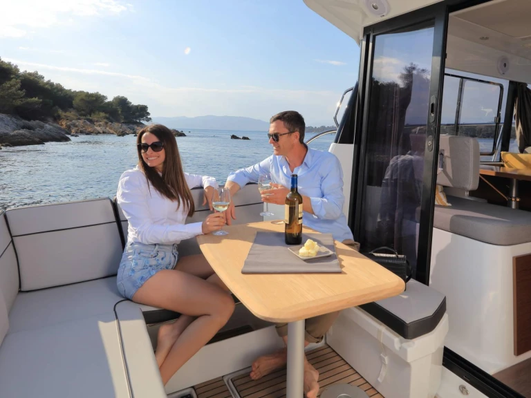 Pronajmout Motorová loď se skipperem či ne Jeanneau v Bacoli