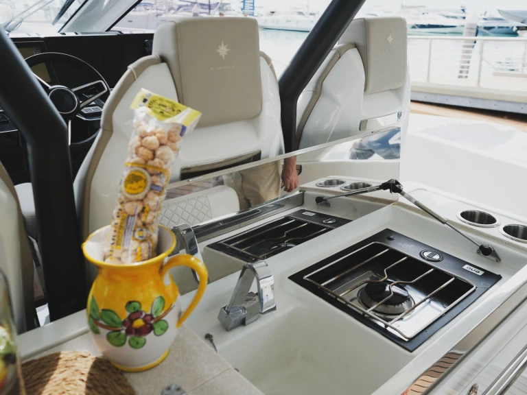 Motorová loď k pronájmu v Neapol za nejlepší cenu