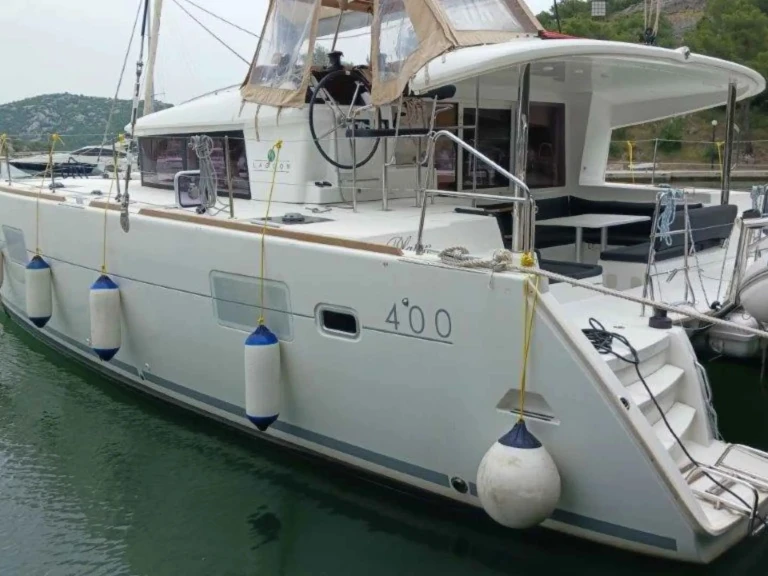 Pronájem Katamarán Lagoon s licencí