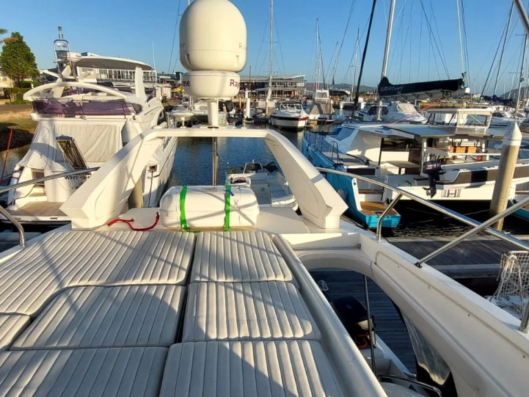 Pronájem Jachta v Dubai Marina -Sunseeker Manhattan 66