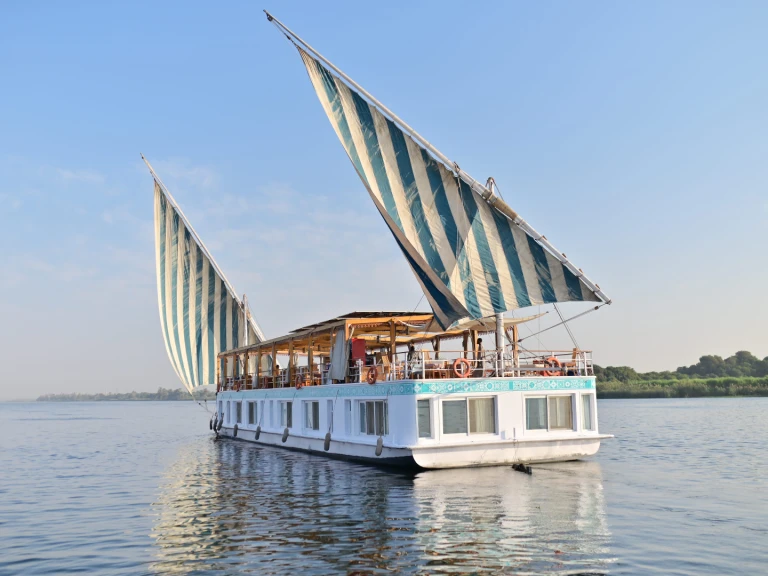 Pronajmout si Custom Made Dahabiya v Aswan