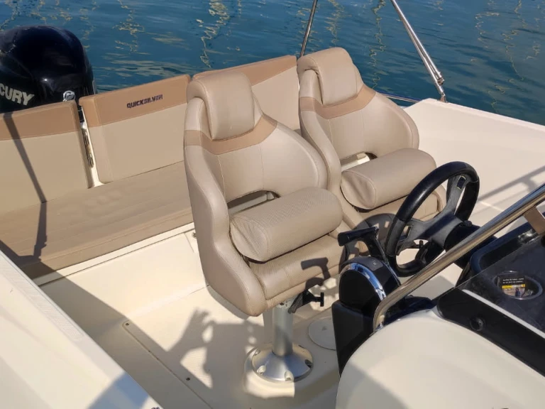 Quicksilver Quicksilver 675 Open Activ jednotlivci a charterové společnosti v Six-Fours-les-Plages