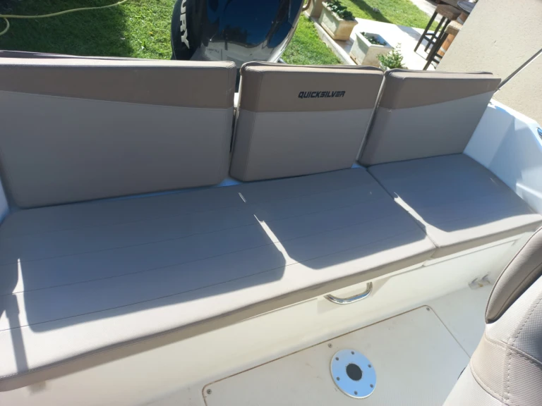 Pronajmout si Quicksilver Quicksilver 675 Open Activ v Six-Fours-les-Plages