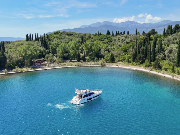 Pronajmout Jachta se skipperem či ne Azimut v Tivat