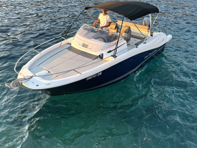 Pronajmout si Jeanneau Cap Camarat 6.5 WA Serie 3 v Dubrovník