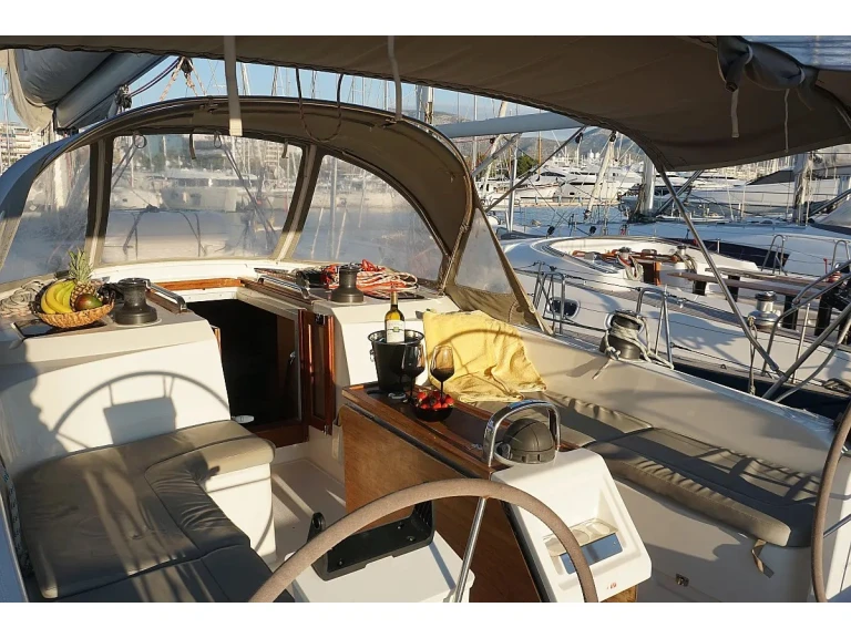 Pronajmout si Bavaria Bavaria Cruiser 51 (5 cab.) v Alimos