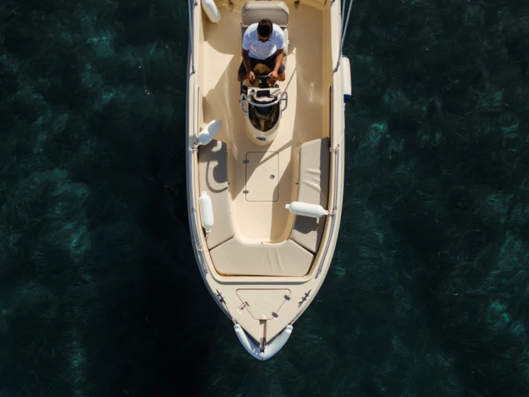 Storm Boats Storm 498 jednotlivci a charterové společnosti v Benitses Marina