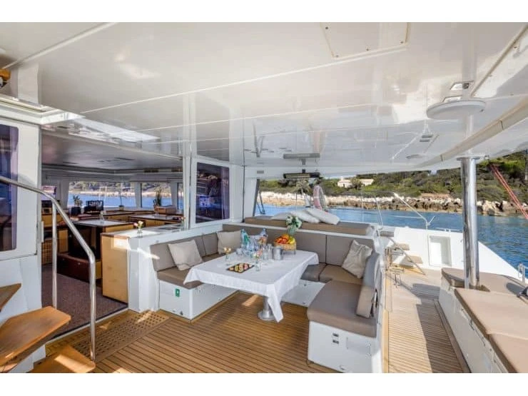 Pronajmout si Lagoon Lagoon 560 v Alimos