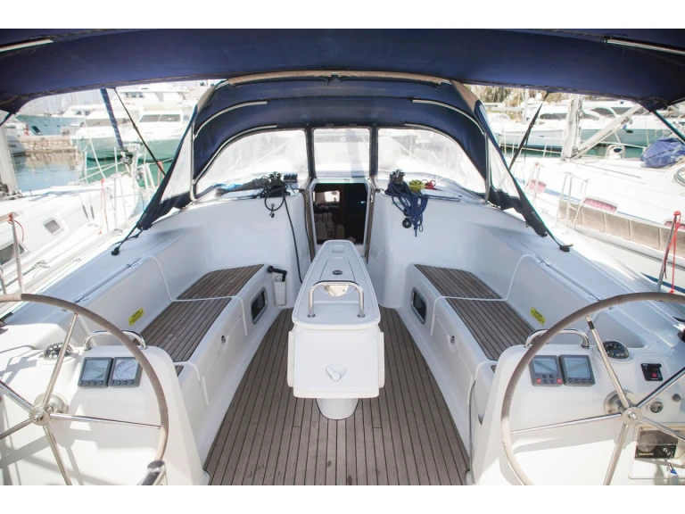 Pronajmout Plachetnice se skipperem či ne Bénéteau v Adámas