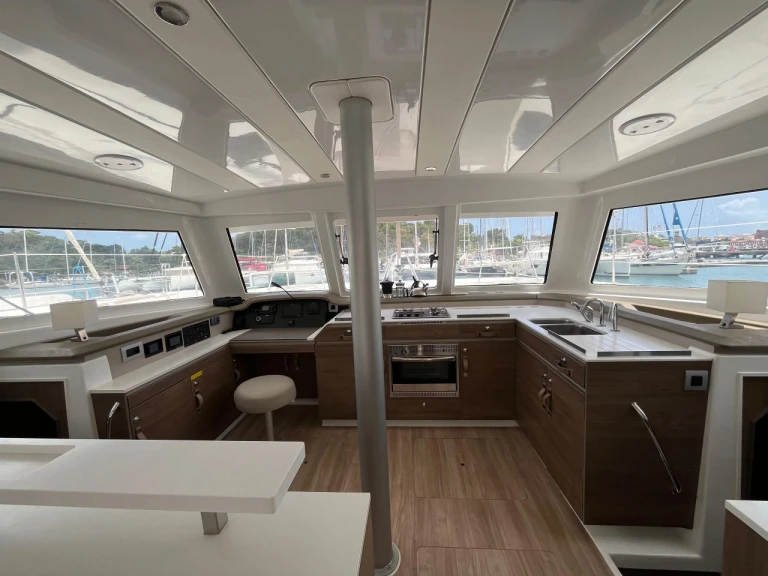 Bali Bali Catspace Voile jednotlivci a charterové společnosti v Anse Marcel