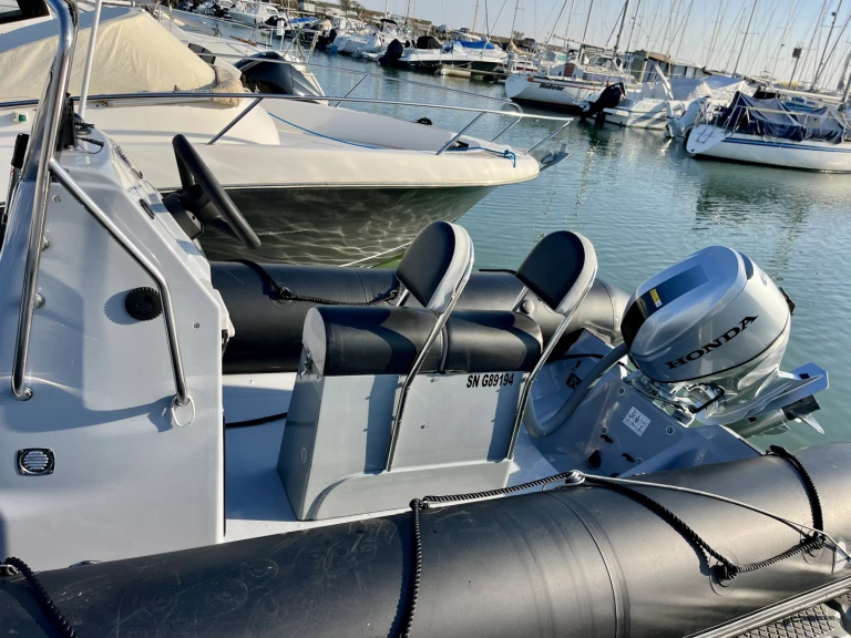 Pronájem lodi Quiberon lákavé ceny Explorer 550