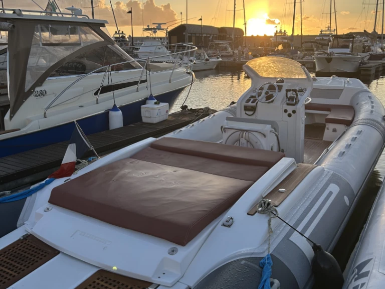 Polotuhá loď k pronájmu v Castellammare di Stabia za nejlepší cenu