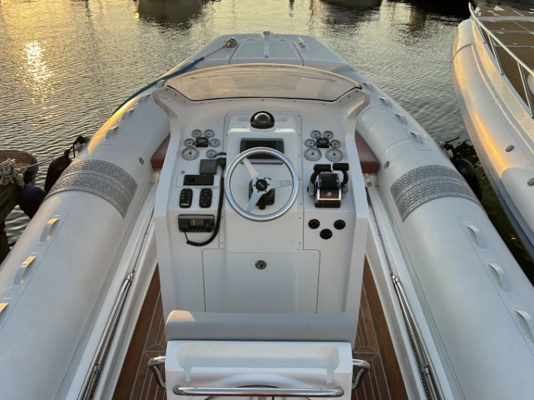 Pronájem lodi Castellammare di Stabia lákavé ceny Pzero 880 Sport