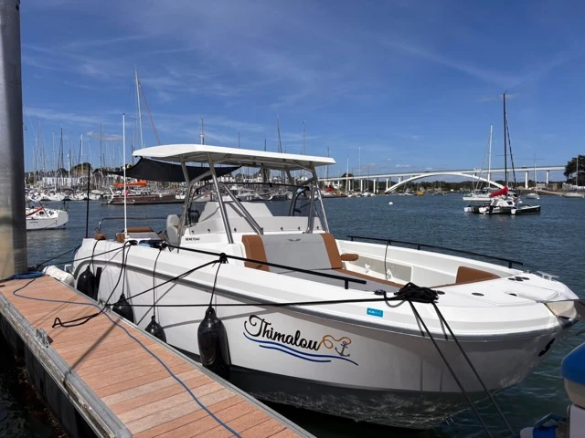 Pronájem Motorová loď Bénéteau s licencí