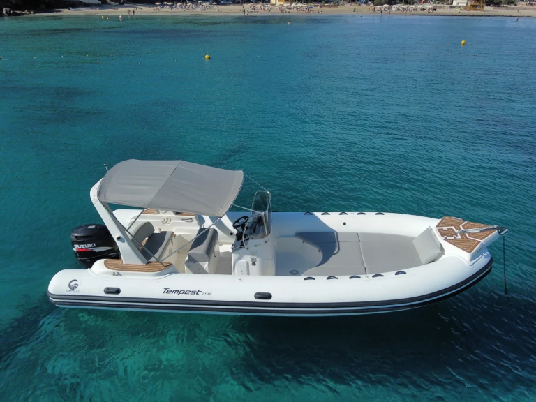 Capelli Tempest 750 jednotlivci a charterové společnosti v Santa Eularia des Riu