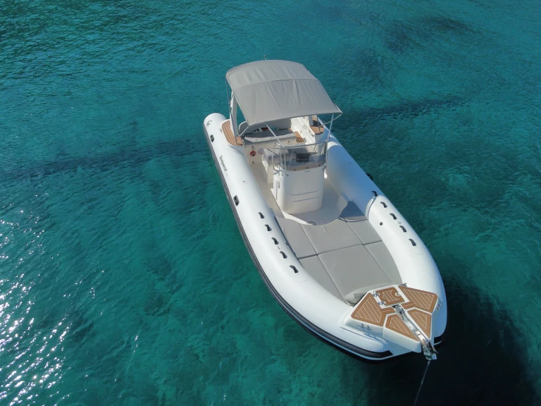 Pronajmout si Capelli Tempest 750 v Santa Eularia des Riu
