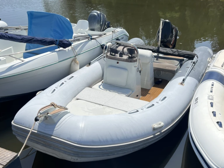 Pronajmout Polotuhá loď se skipperem či ne Zodiac v Hyeres