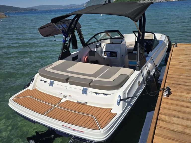 Pronajmout Motorová loď se skipperem či ne Bayliner v Annecy