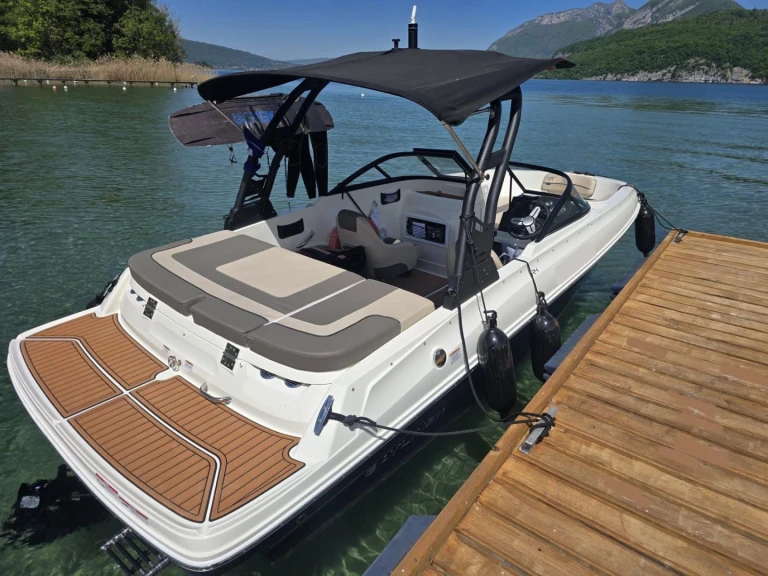 Pronájem Motorová loď Bayliner s licencí