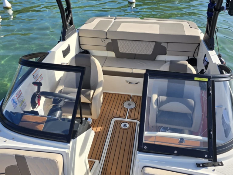 Bayliner VR4 jednotlivci a charterové společnosti v Annecy