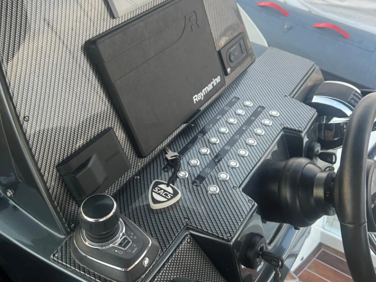 Pronájem Polotuhá loď Sacs s licencí