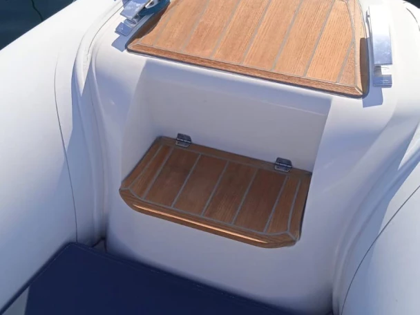 Polotuhá loď k pronájmu v Forio za nejlepší cenu