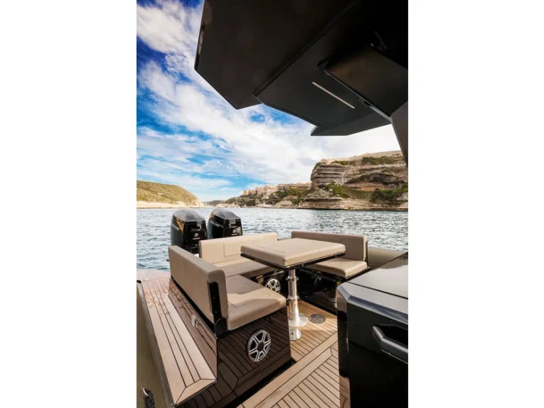 Sea Water Phantom 420 jednotlivci a charterové společnosti v Grand Piquey