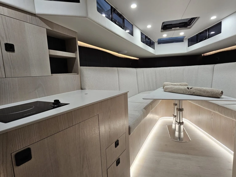 Motorová loď k pronájmu v Cannes za nejlepší cenu