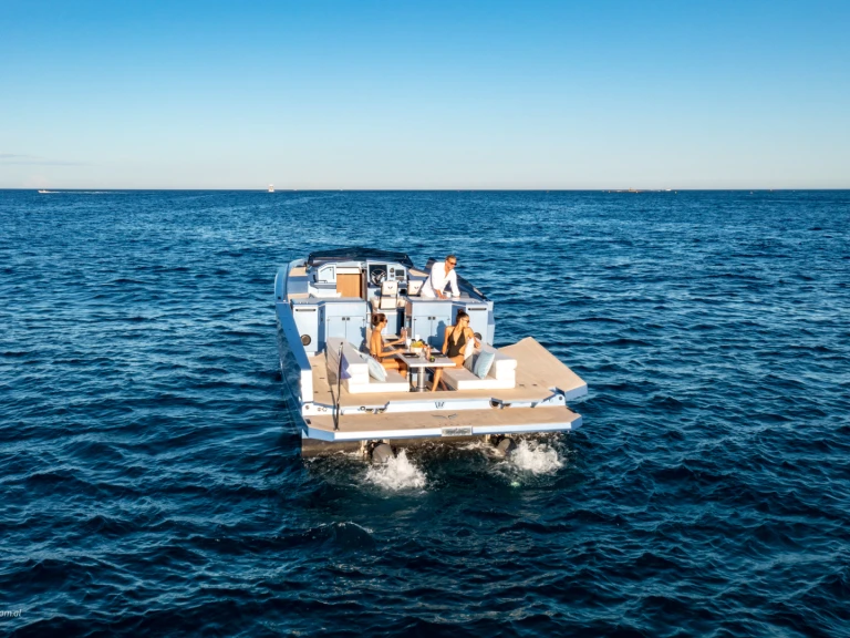 Motorová loď k pronájmu v Cannes za nejlepší cenu