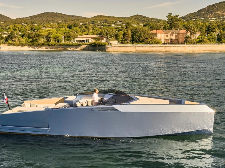 Pronajmout Motorová loď se skipperem či ne Alium Yachts v Cannes