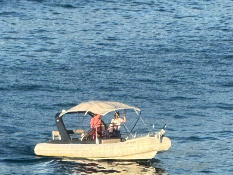 Polotuhá loď k pronájmu v Tivat za nejlepší cenu