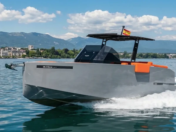 De Antonio D28 jednotlivci a charterové společnosti v Ibiza Magna